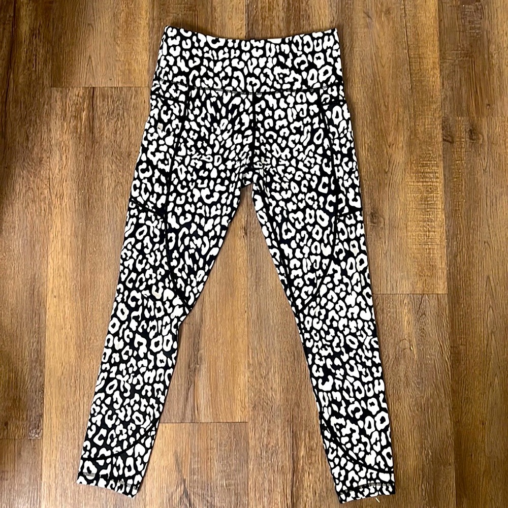 ZYIA ACTIVEWEAR BLACK & WHITE LEOPARD PRINT WORKOUT LEGGINGS